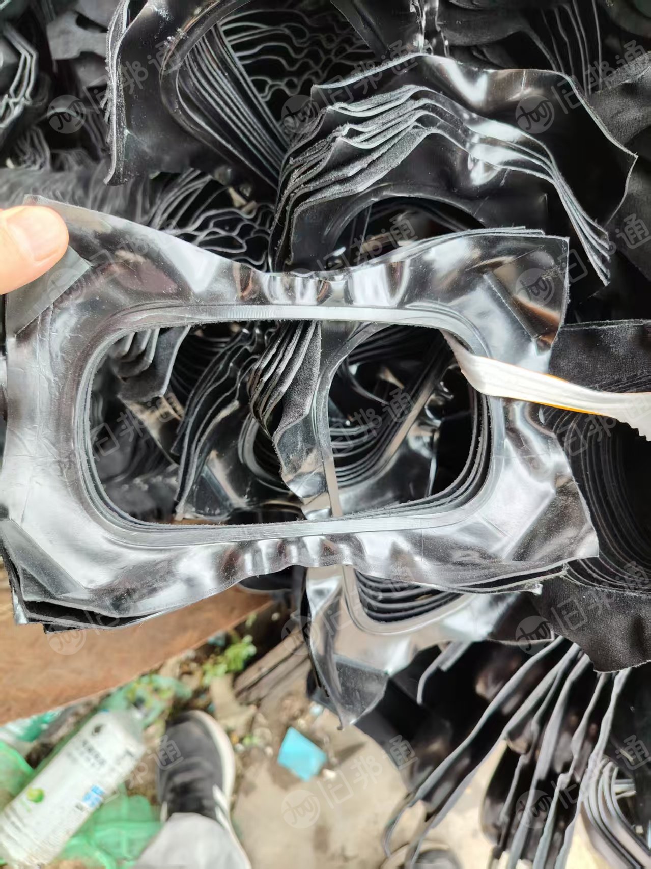 出售PS植绒吸塑废料，现货十几吨，也有植布的