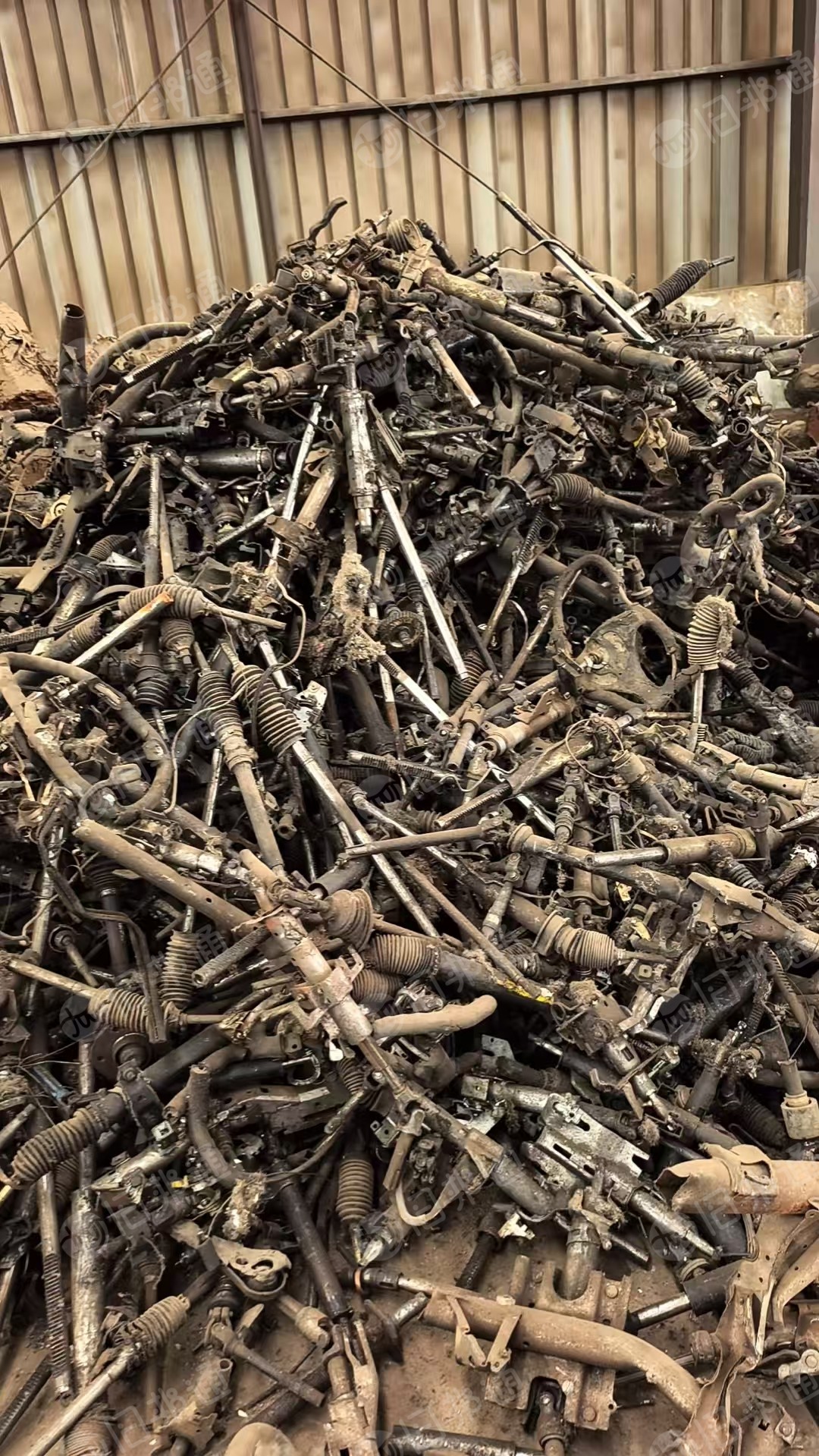 出售拆车件废料，废钢，打包处理，现货200吨左右