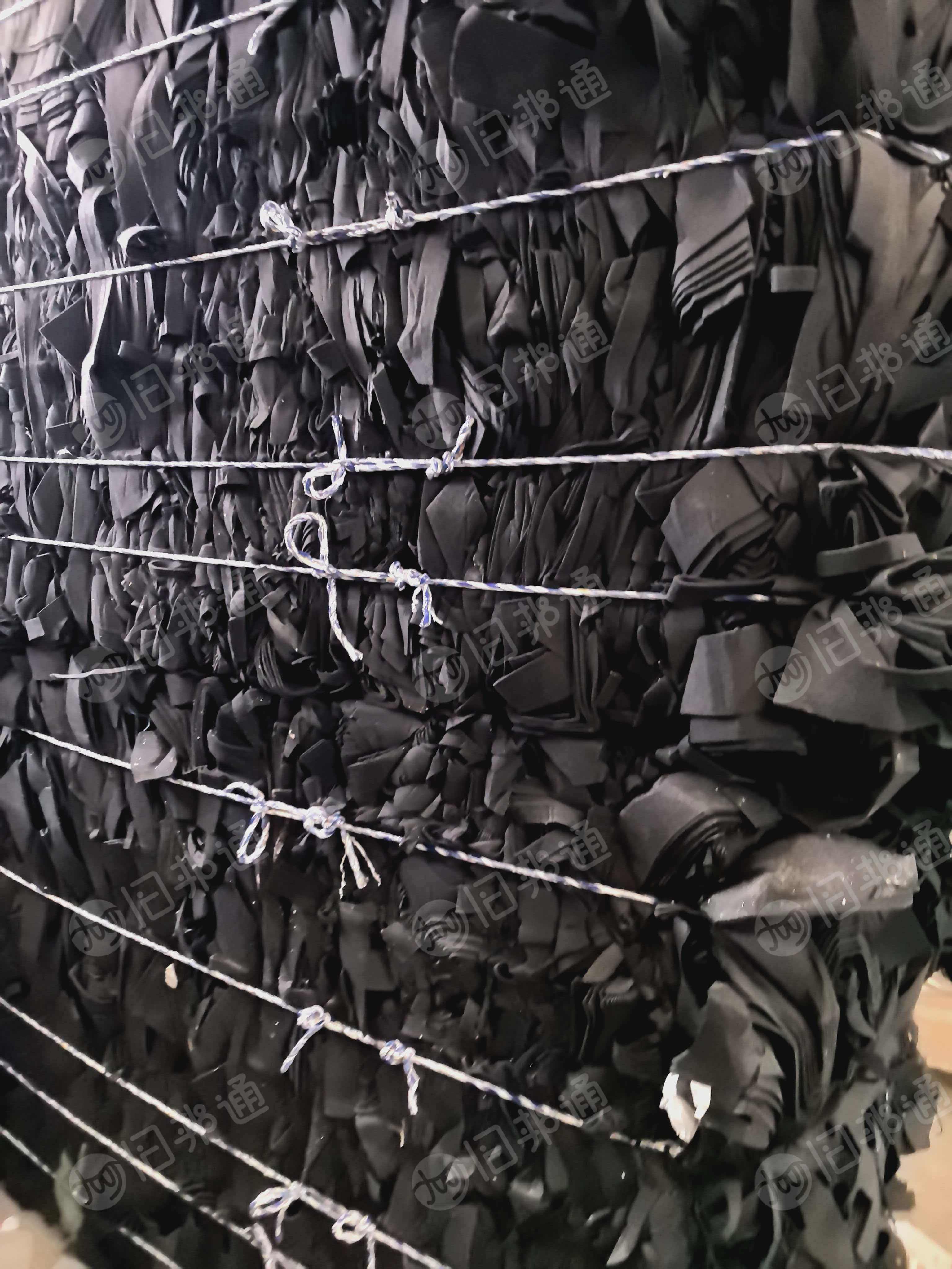 长期出售汽车内饰厂下来的边角料，废布料，地毯料，可以开花用，现货有一车6.8米，在江苏常州