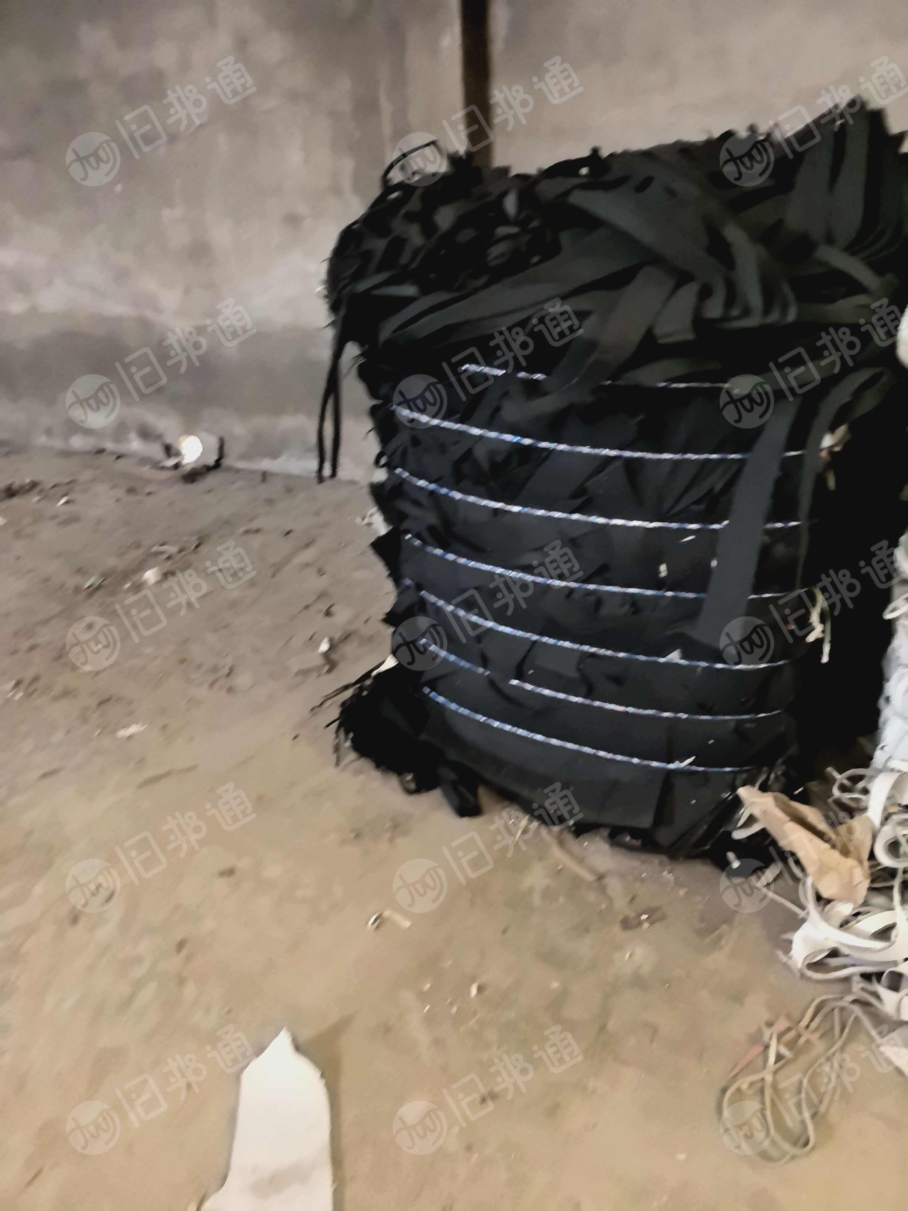 长期出售汽车内饰厂下来的边角料，废布料，地毯料，可以开花用，现货有一车6.8米，在江苏常州