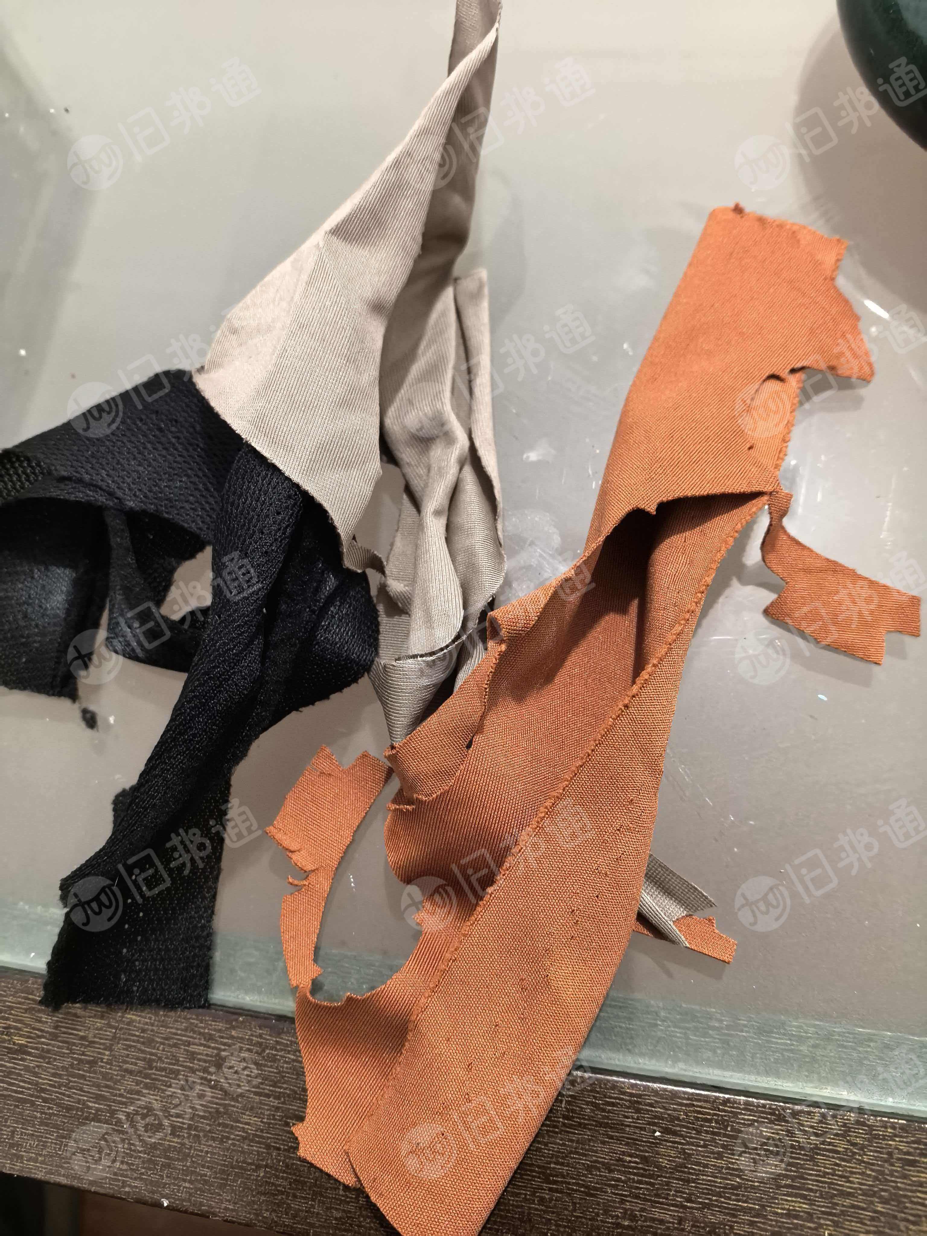 长期出售汽车内饰厂下来的边角料，废布料，地毯料，可以开花用，现货有一车6.8米，在江苏常州