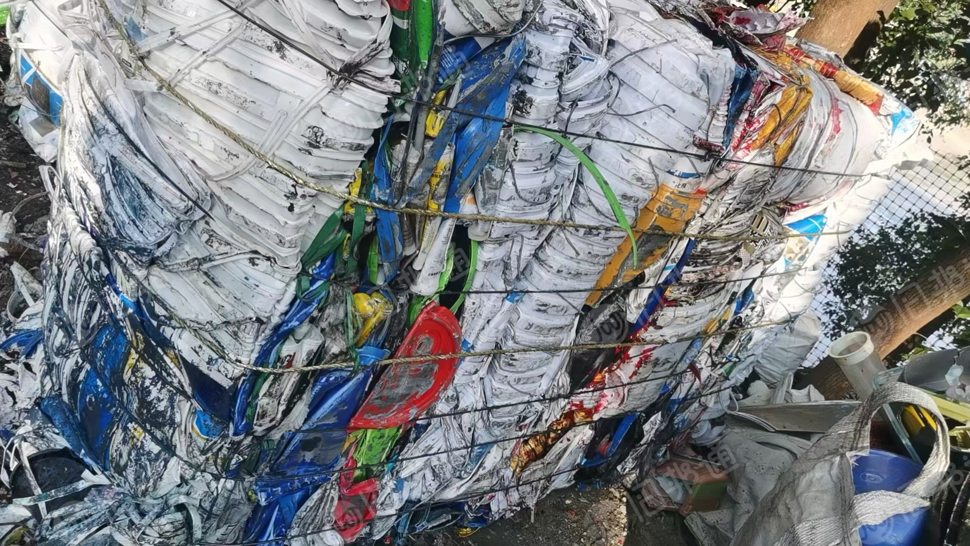 出售纯涂料桶压块，现货6.8米一车