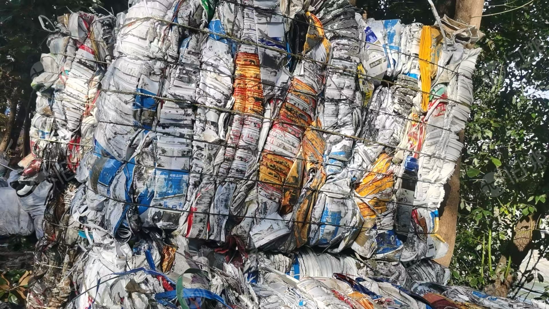 出售纯涂料桶压块，现货6.8米一车