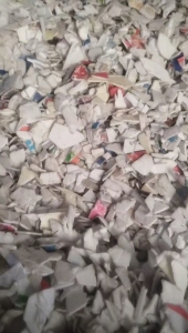 常年出售白色涂料桶破碎料，现货十多吨