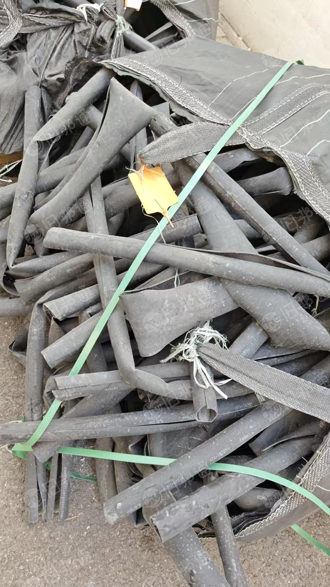 出售工厂下来的PVC电缆皮和机头料，机头料现货20吨左右