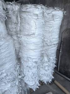 长期出售白色涤纶无纺布，做宠物手套下来的，现货有8-10吨，货在福建泉州