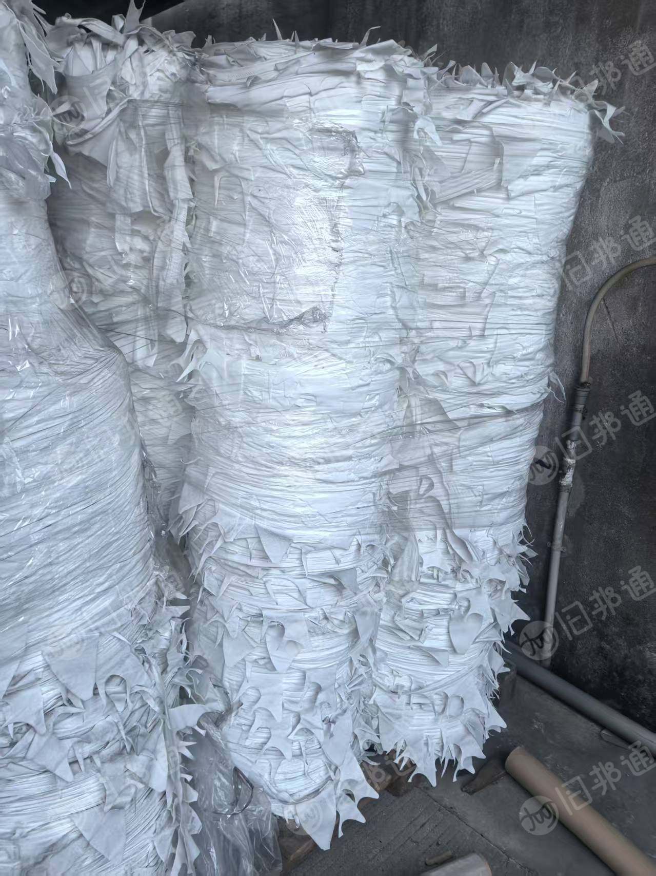 长期出售白色涤纶无纺布，做宠物手套下来的，现货有8-10吨，货在福建泉州