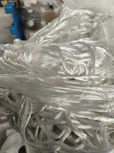 长期出售白色涤纶工业丝，涤纶废丝，吊装带抽出来的，现货只有几吨，货在山东临沂