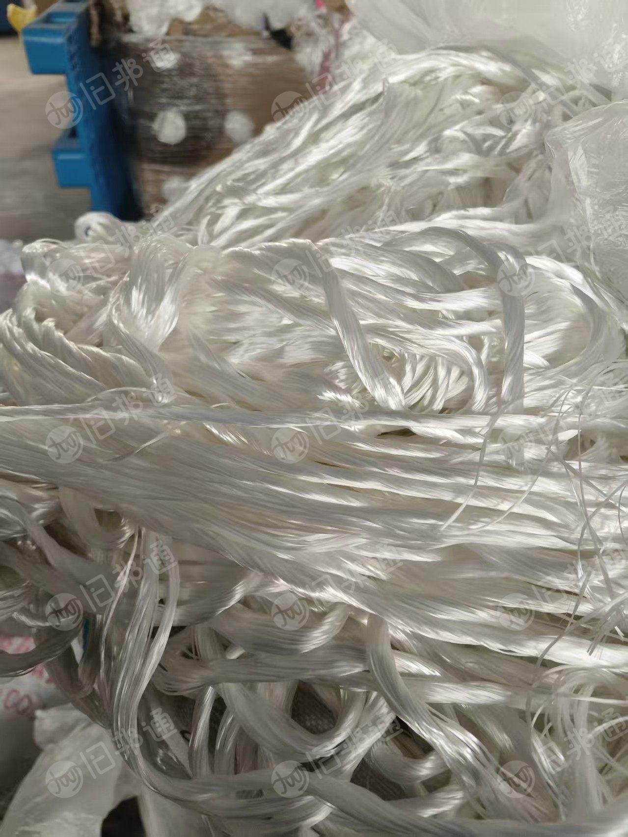 长期出售白色涤纶工业丝，涤纶废丝，吊装带抽出来的，现货只有几吨，货在山东临沂