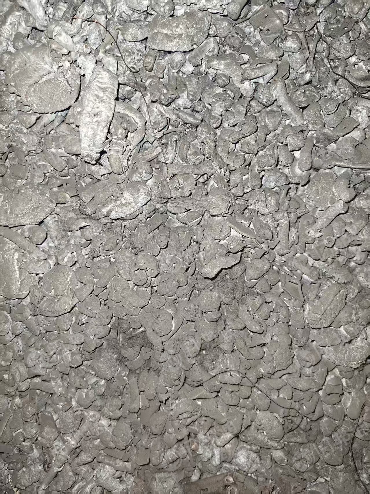 出售空调发热管有8.6吨，熟铝40%，铁60%