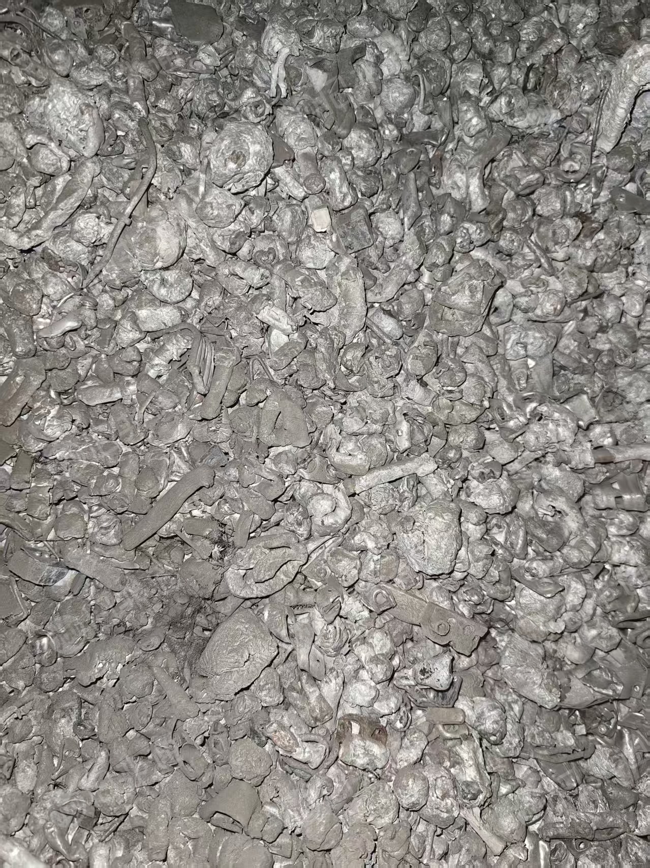 出售空调发热管有8.6吨，熟铝40%，铁60%