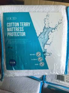 出售做外贸订单剩下来的床笠尾货，床笠，水洗标，包装都还在，现货两千五百多个