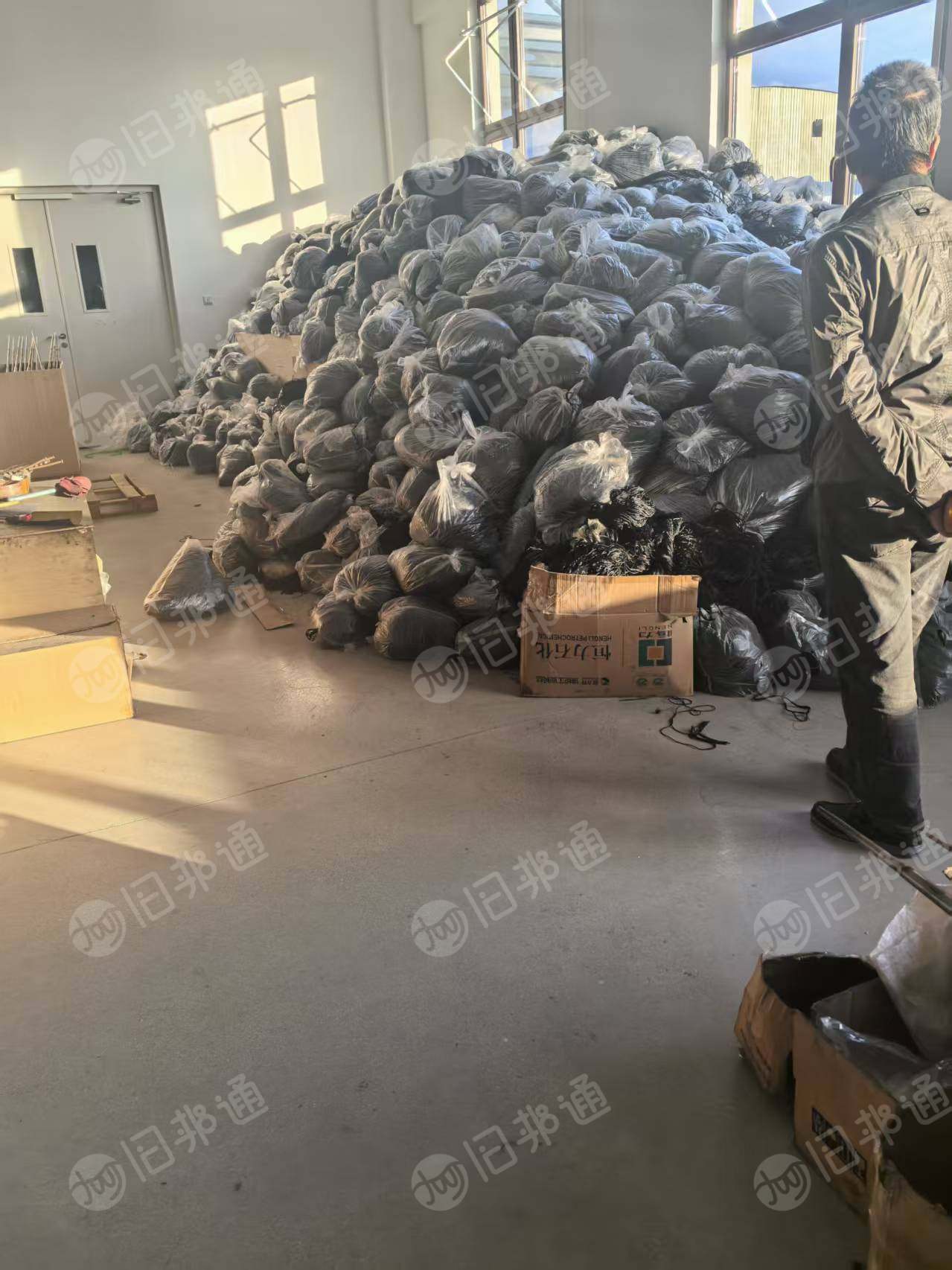 出售网绳厂下来的涤纶绳边角料，黑色涤纶绳，现货有20吨左右，货在山东烟台