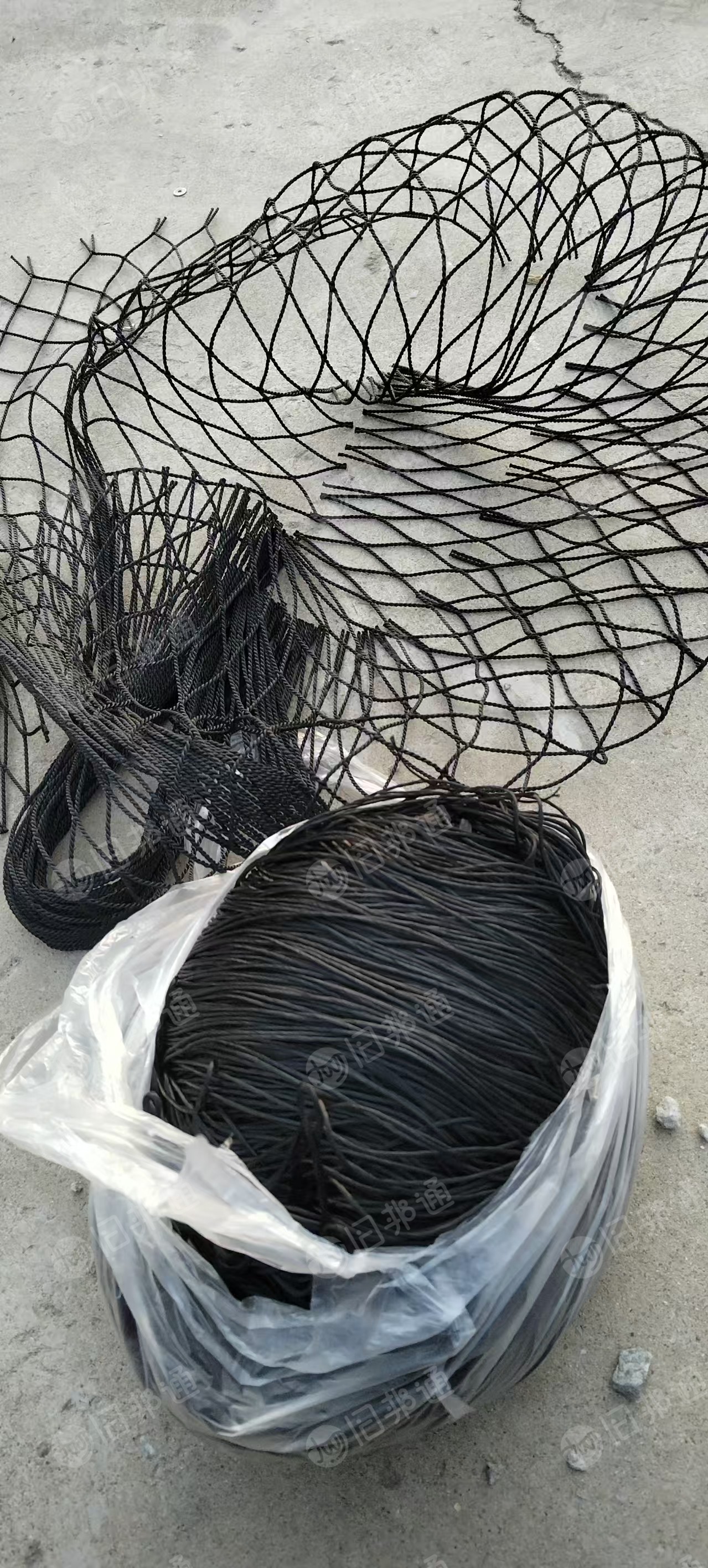 出售网绳厂下来的涤纶绳边角料，黑色涤纶绳，现货有20吨左右，货在山东烟台