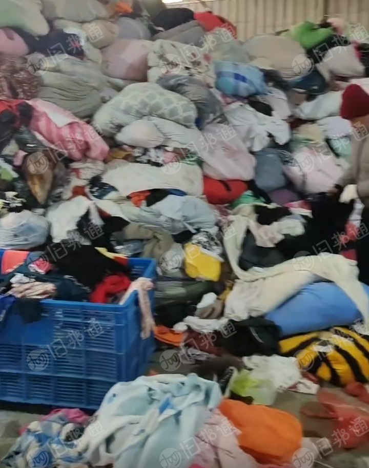 长期出售夏装统货，夏装，现货有七八吨，货在河北涿州