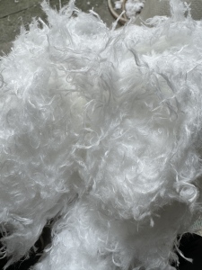 长期出售剪毛厂下来的白色涤纶废丝，涤纶废毛，可以造粒，现货有三四吨，货在浙江绍兴