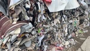 出售PVC革边角料，马桶坐垫下来的边角料，现货100吨