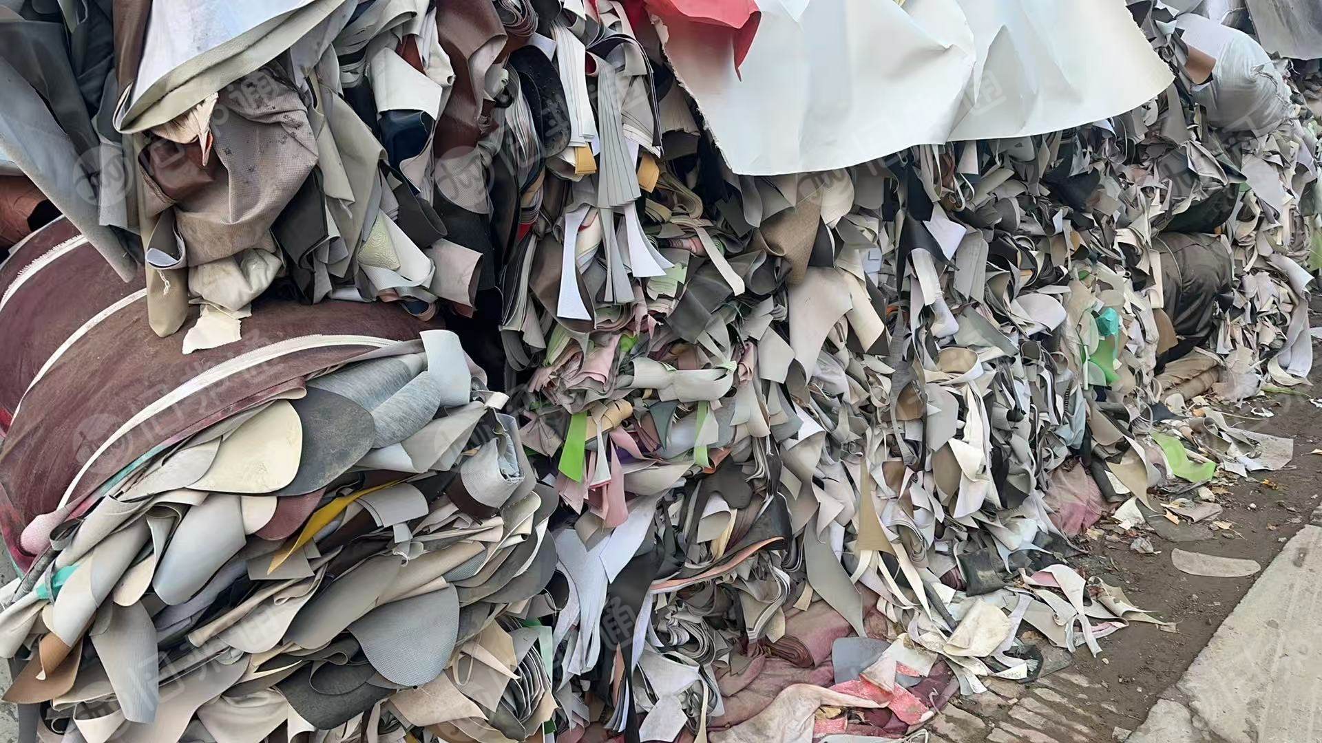 出售PVC革边角料，马桶坐垫下来的边角料，现货100吨