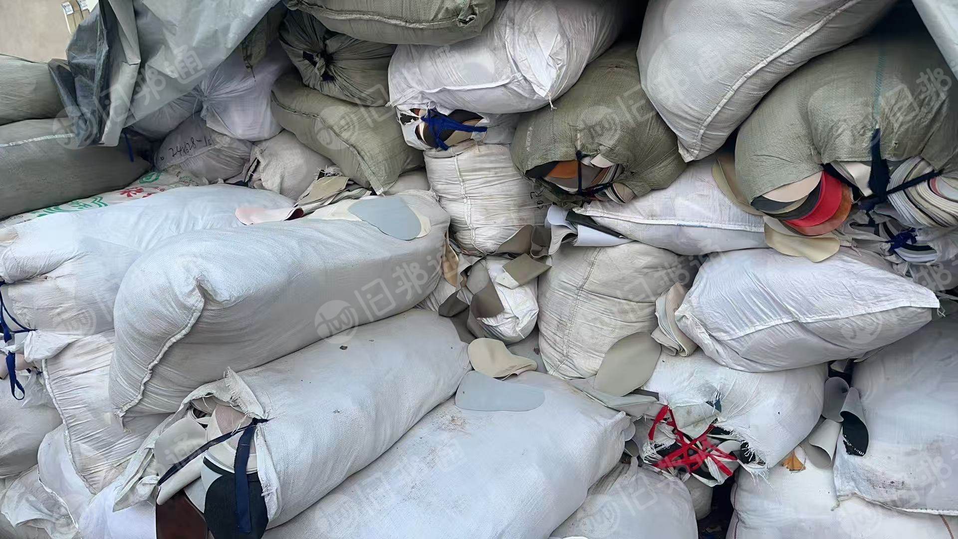 出售PVC革边角料，马桶坐垫下来的边角料，现货100吨