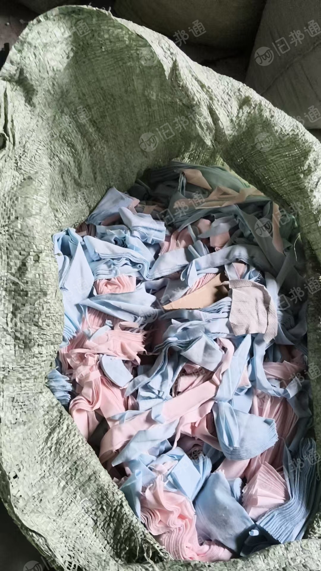 长期出售废布统货，服装厂下来的，一个袋子一个颜色，没有分材质的，有一点纸片，现货10吨左右