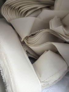 长期出售包装厂下来的涤纶废布，锦纶废布，氨纶废布，统货出，月供7吨左右