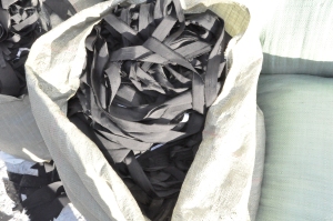 长期出售服装厂裁下来的废布料，涤纶废布，涤棉废布，棉布，丝棉下脚料，统货走