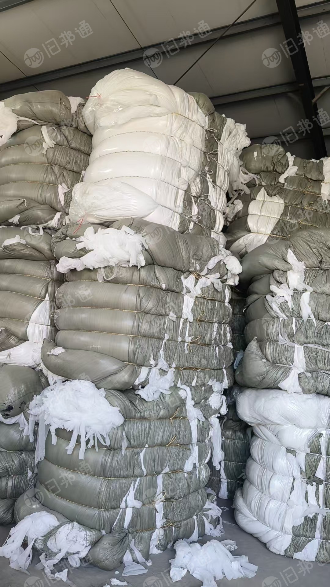 长期出售各种热风棉边角料，也有热风棉复合料，开花造粒的都有，现货有1000多吨。货在山东枣庄