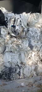 出售涤纶无纺布边角料，六米八一车，现货4吨左右，货在河南许昌