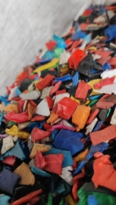 出售PP涂料桶破碎料，带字的，清洗甩干，现货17/18吨