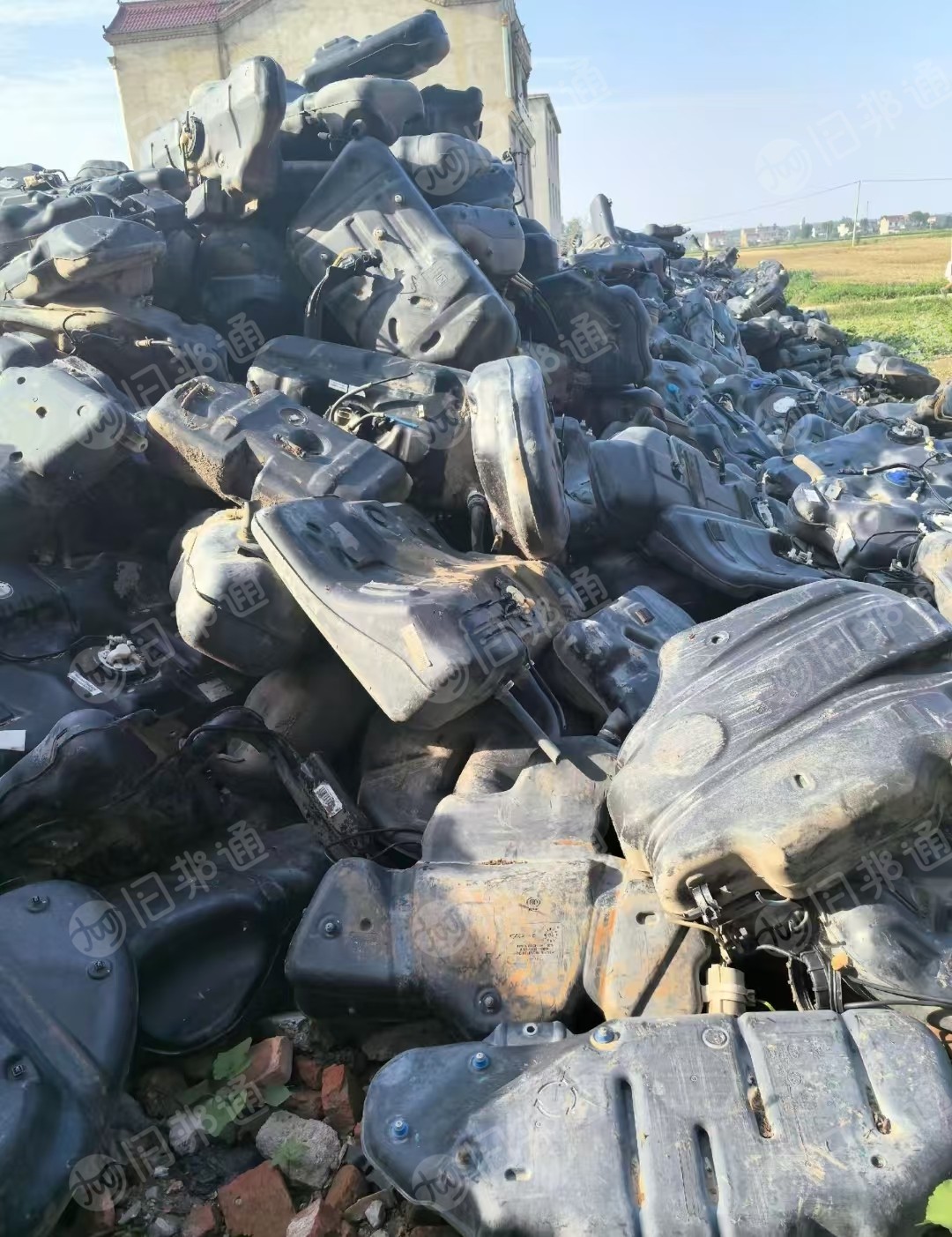 出售PE油箱破碎料，汽车油箱破碎料