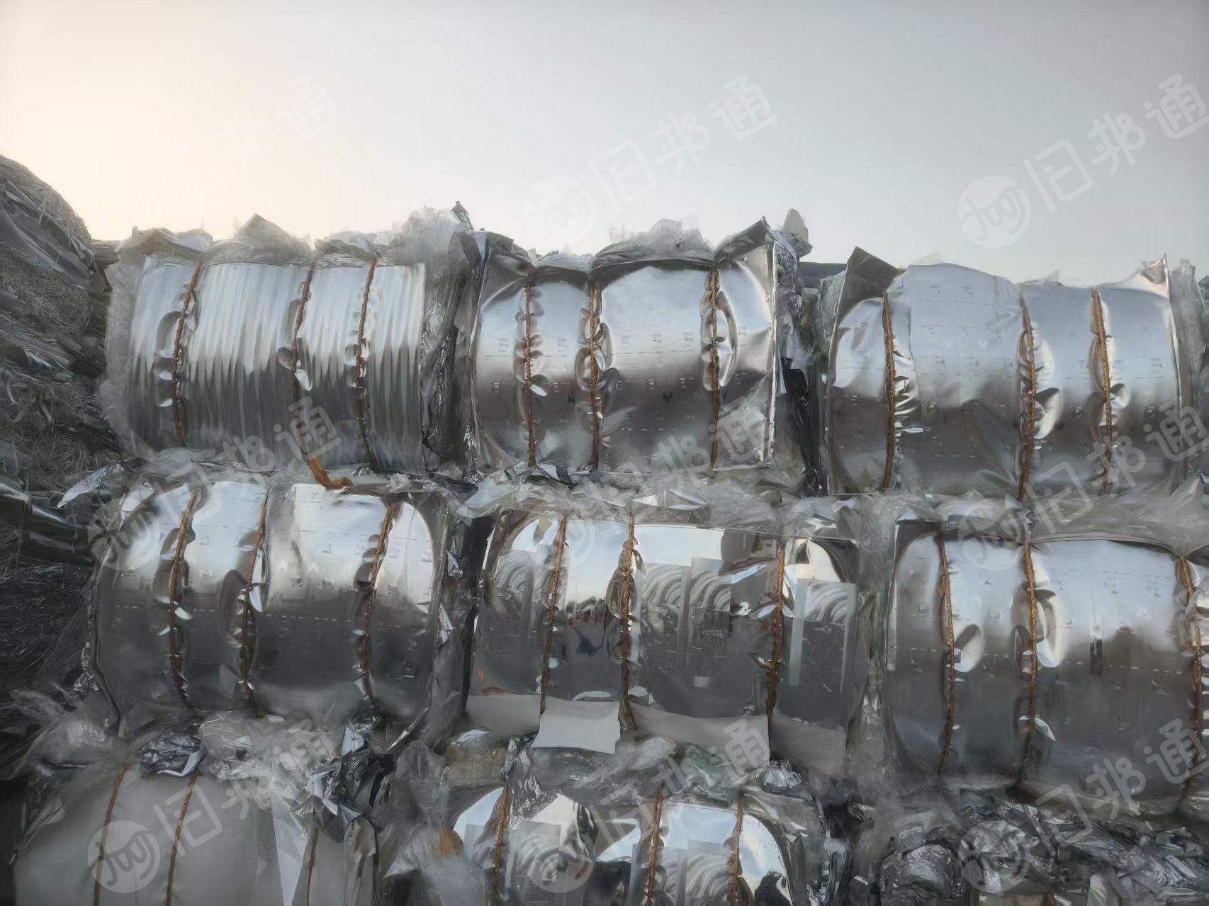 出售PET镀铝膜，大部分是烟厂下来的，也有酒厂，月供40吨