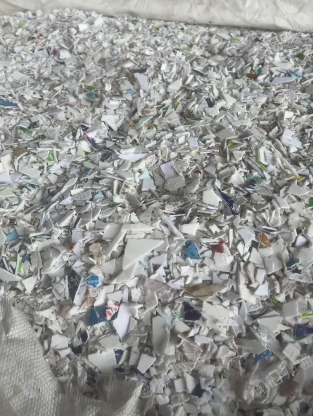 长期出售带字涂料桶破碎料