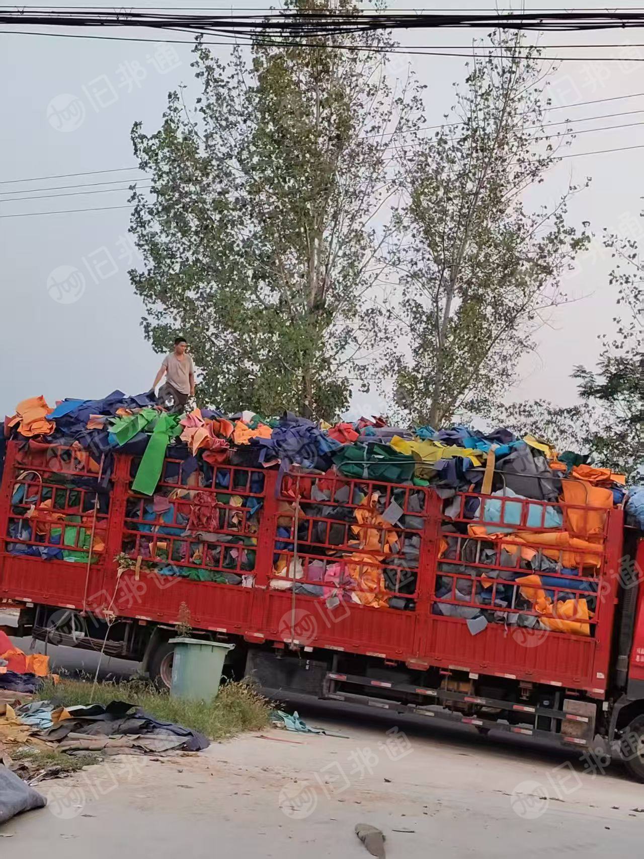 长期出售展会下来的地毯边角料，地毯废料，无纺布边角料，现货20吨左右