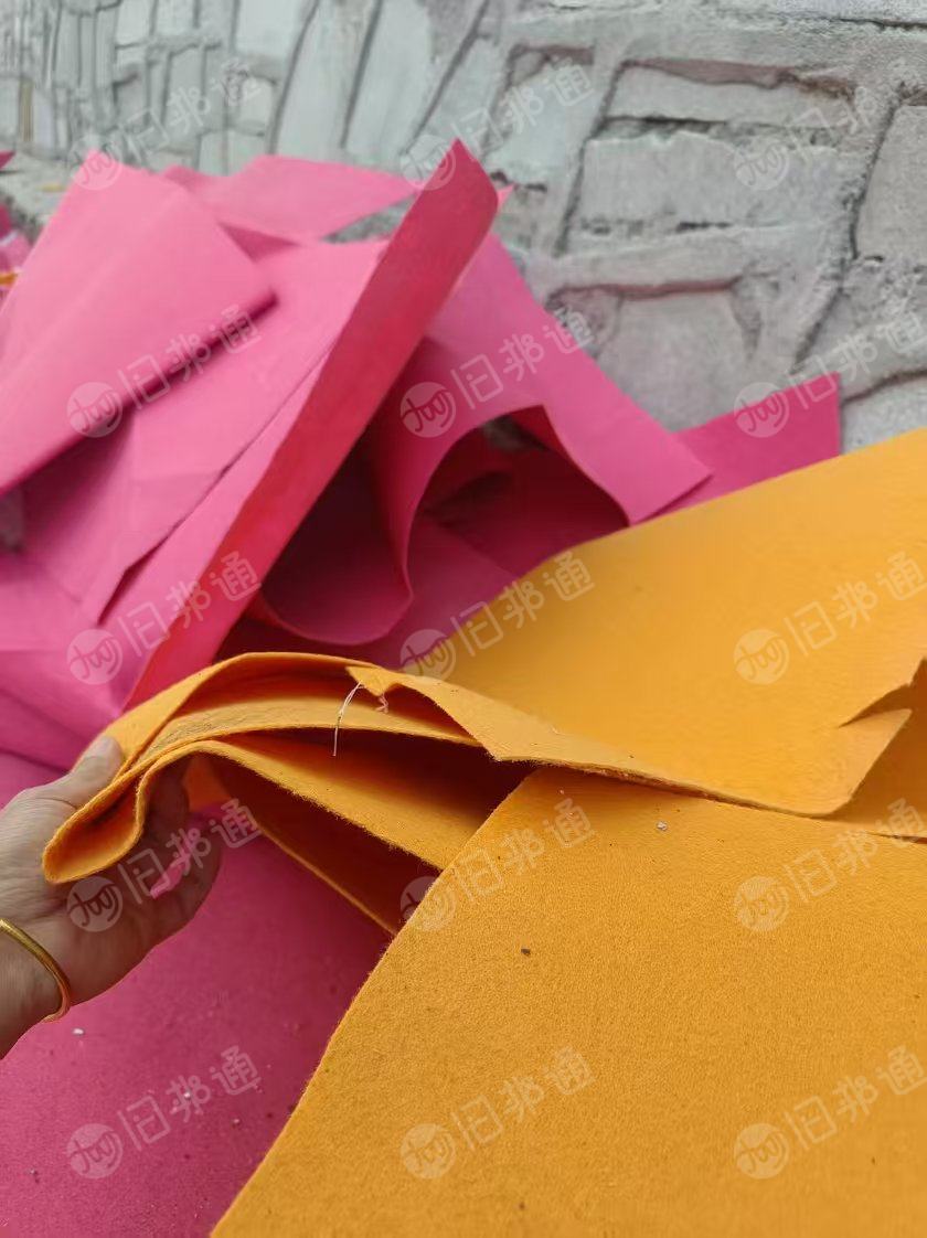 长期出售展会下来的地毯边角料，地毯废料，无纺布边角料，现货20吨左右