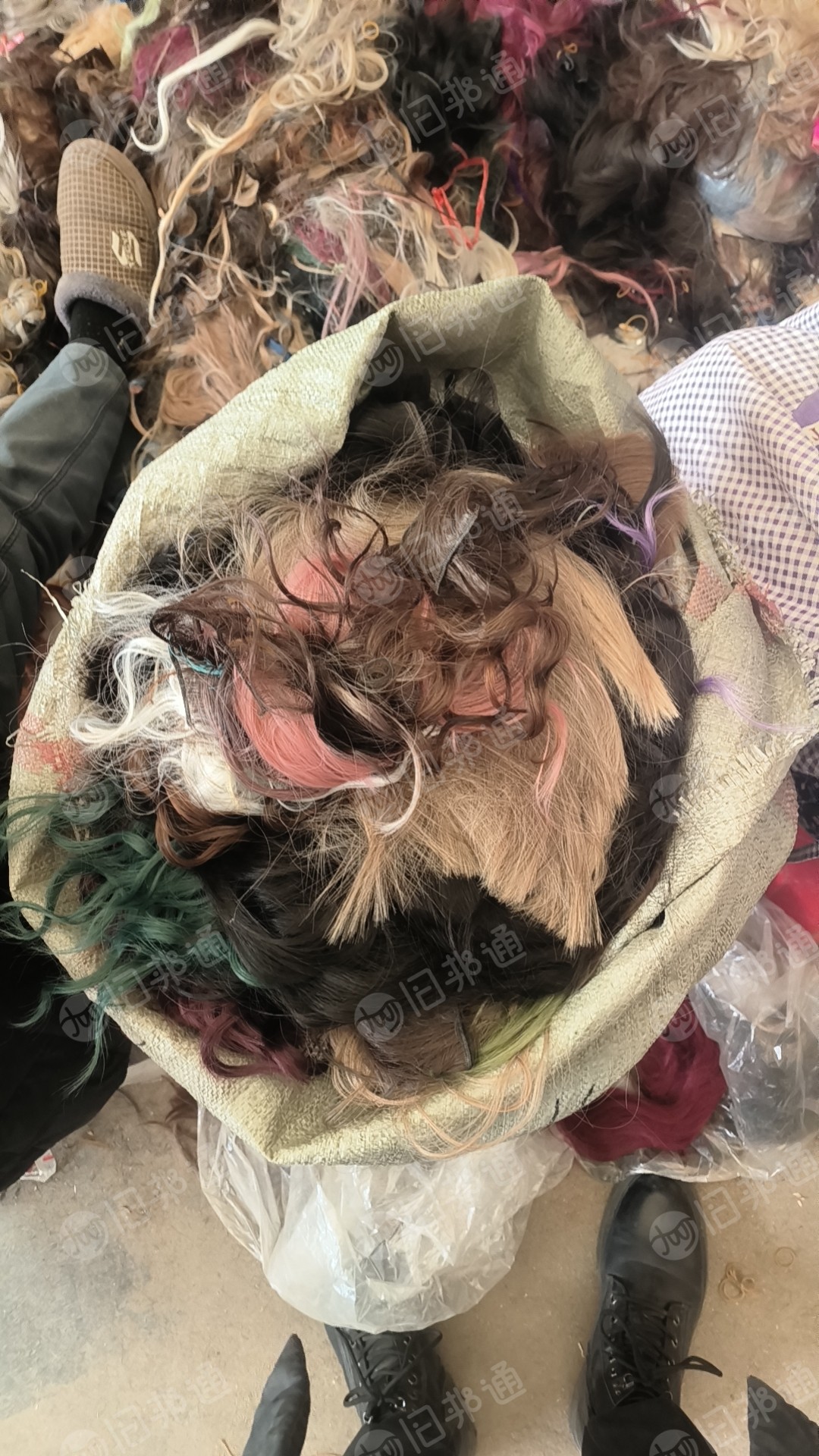 长期出售涤纶废丝，涤纶假发丝，pet假发丝，杂色的，现货一百吨