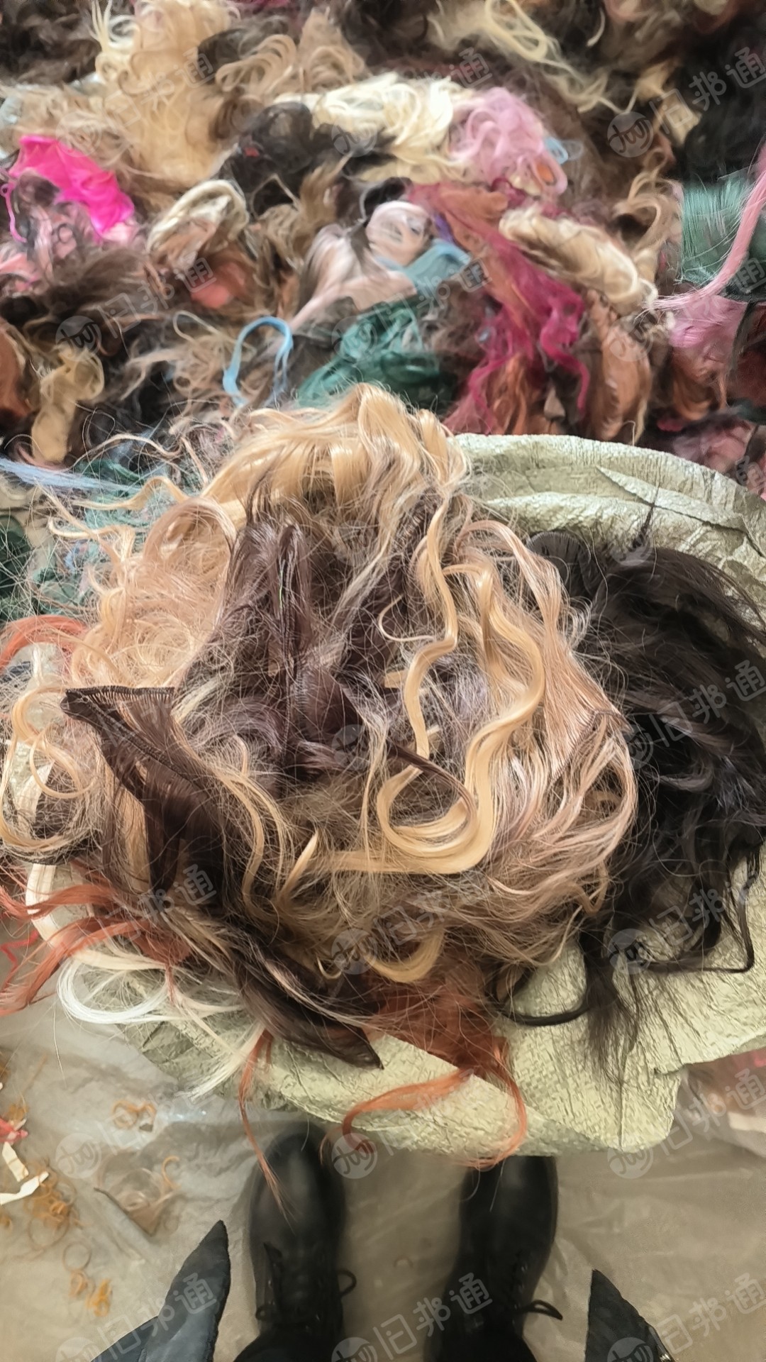 长期出售涤纶废丝，涤纶假发丝，pet假发丝，杂色的，现货一百吨