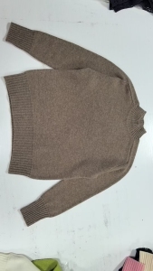 出售一批库存羊毛毛衣，纯羊毛，克重330左右，现货25000件，在河北邢台