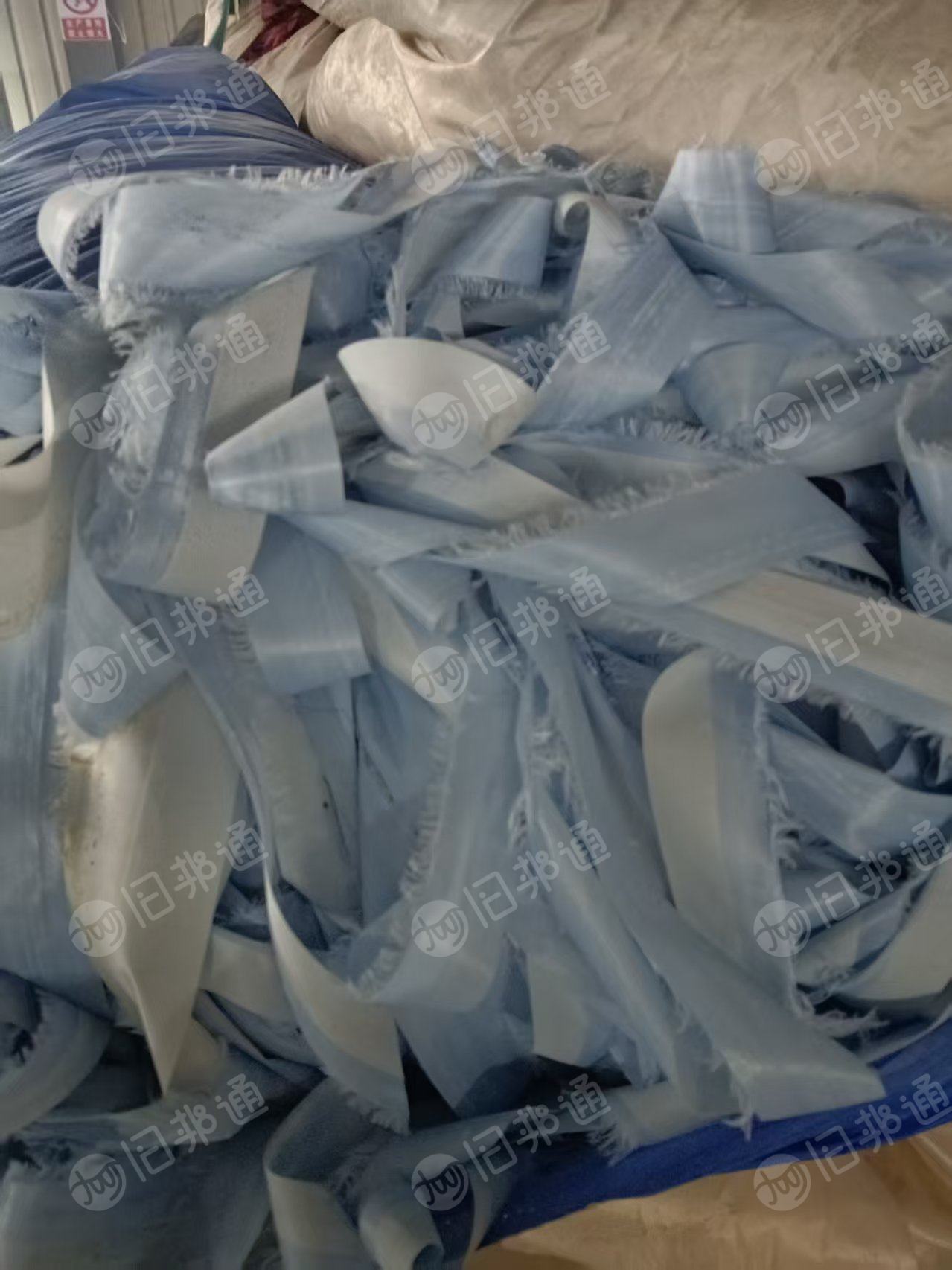 长期出售做雨披下来的pvc布条，雨披切边料，现货四五十吨