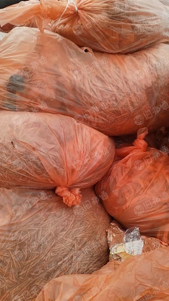 出售复合塑料纸，两边是低压中间的是PET,现货7吨多