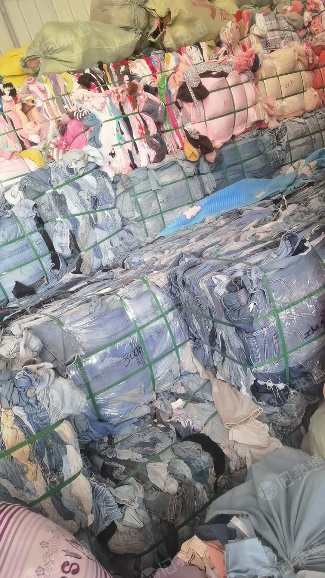 长期出售废牛仔裤统货，牛仔裤，没有剪拉链，扣子的，现货够9.6米一车