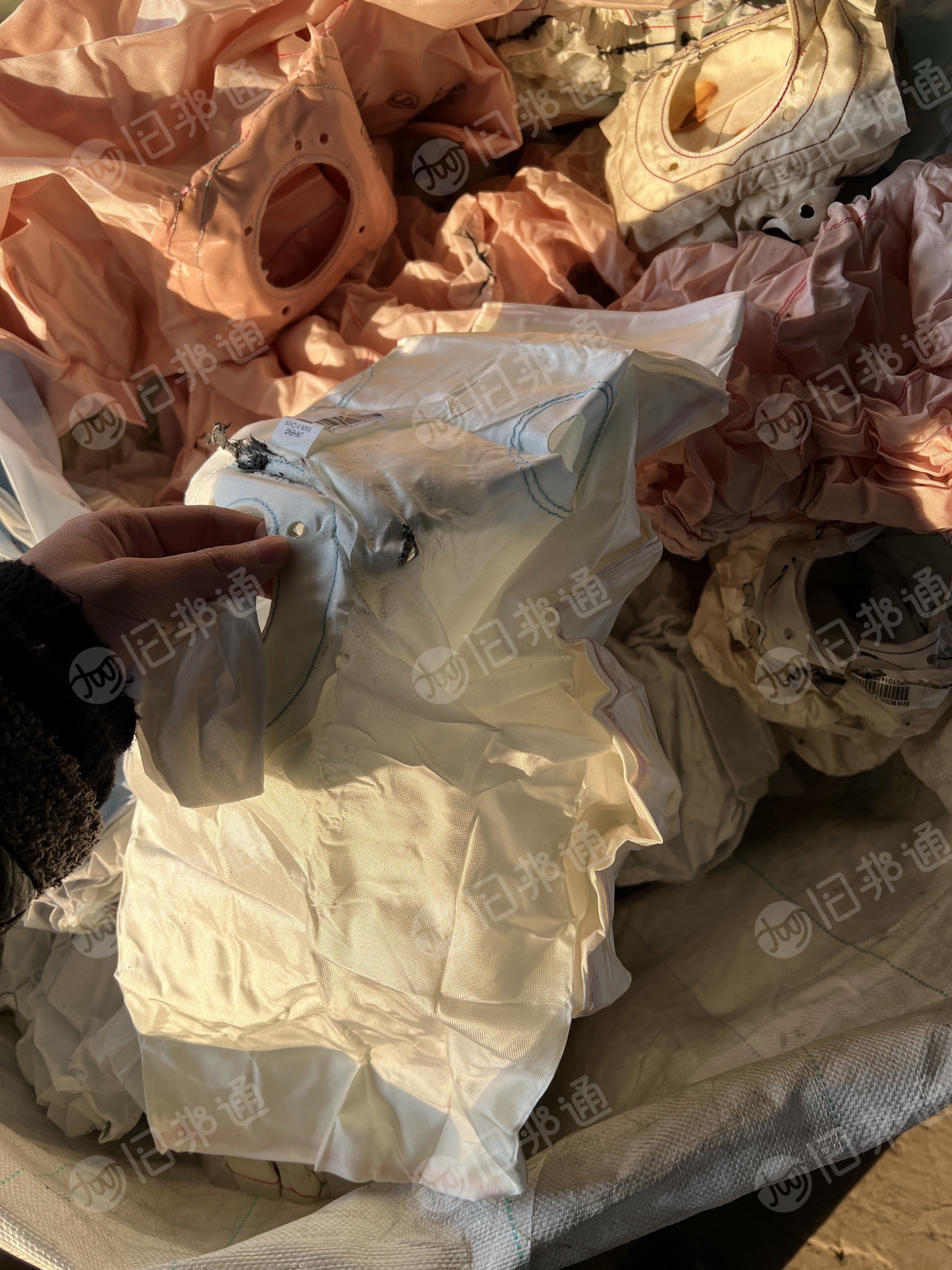 长期出售气囊布，尼龙双6的，拆车下来的，带浆和带胶的都在里面，现货40多吨，在天津