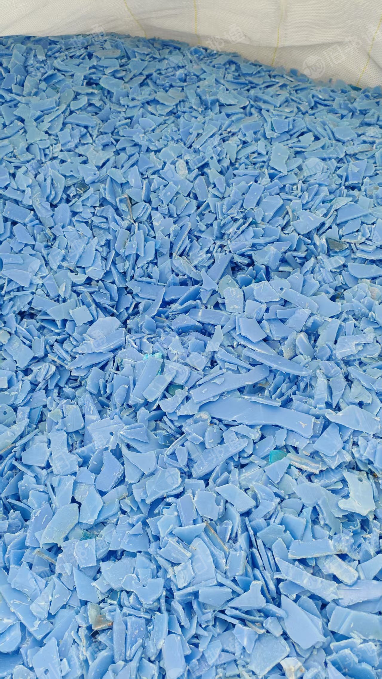 长期出售纯涂料桶破碎料，纯白带字都有，不掺杂