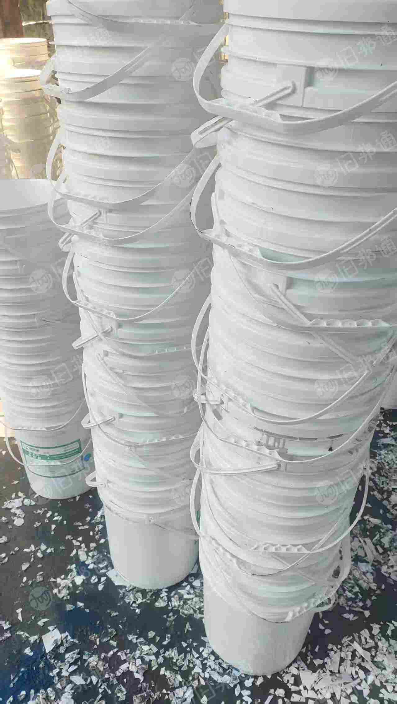 长期出售纯涂料桶破碎料，纯白带字都有，不掺杂