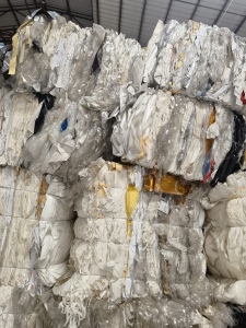 出售需要人工分拣的杂料，有硅油纸、铜版纸、淋膜纸、PP，PET、PE膜，还有一些不干胶