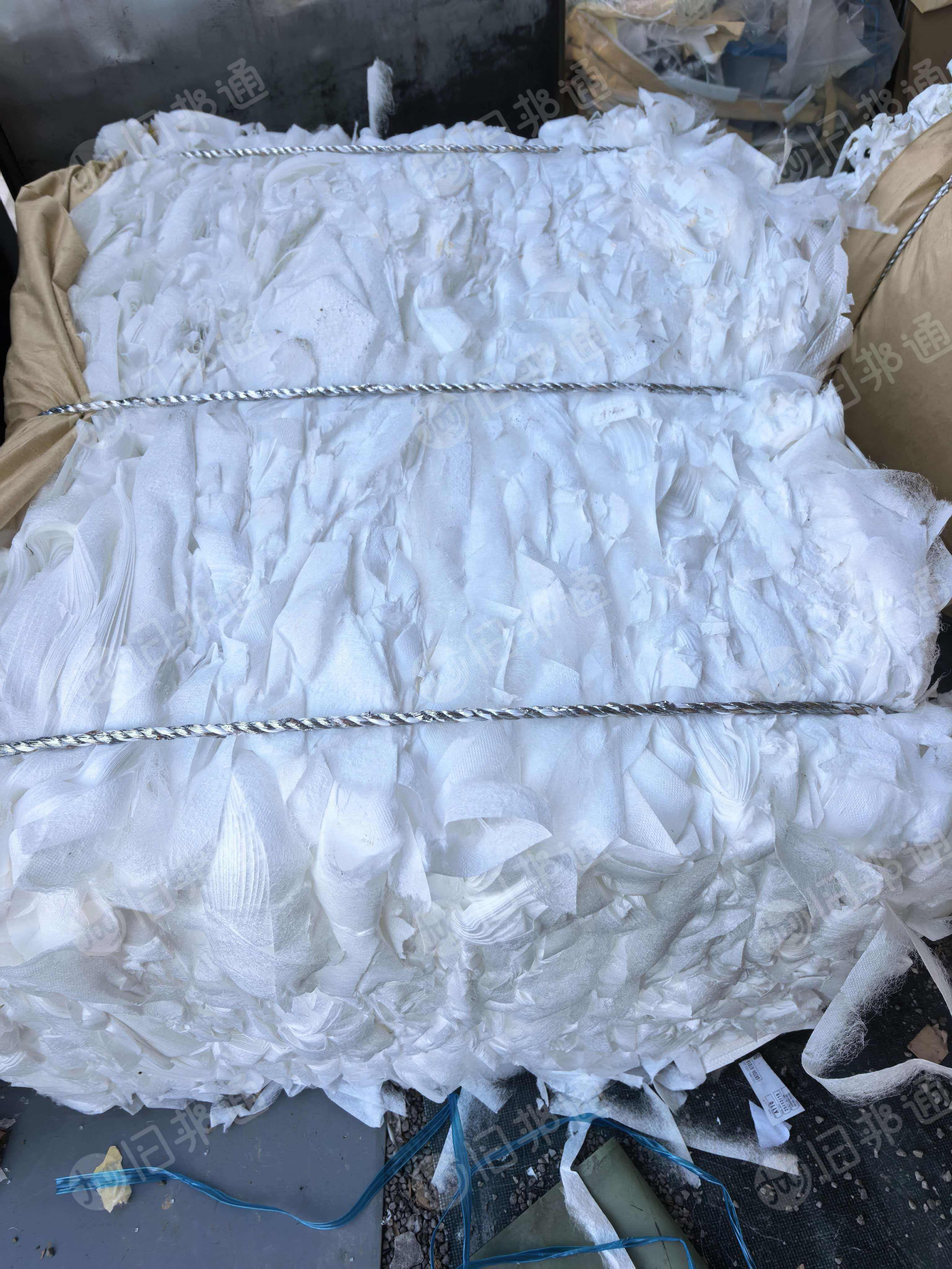 出售汽车内饰下来的白色熔喷边角料，PP材质的，pp熔喷布，现货六七吨