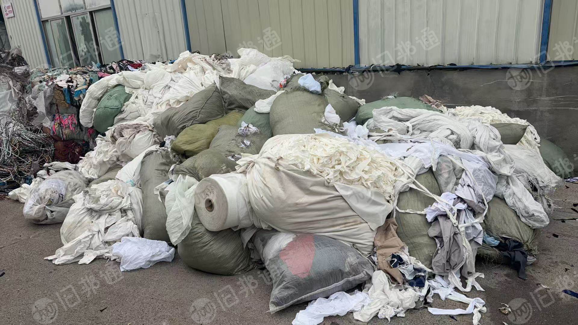出售白色的涤纶废布，涤纶边角料，涤纶开花料，现货5吨左右，货在福建南平