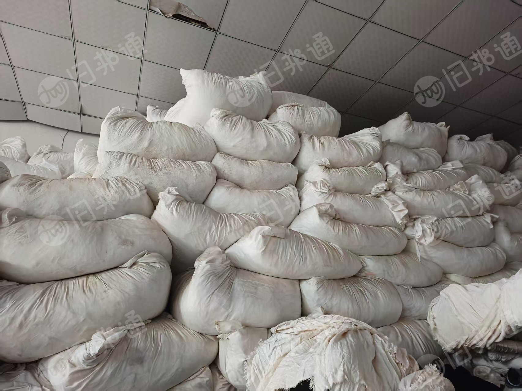 出售白色的涤纶废布，涤纶边角料，涤纶开花料，现货5吨左右，货在福建南平