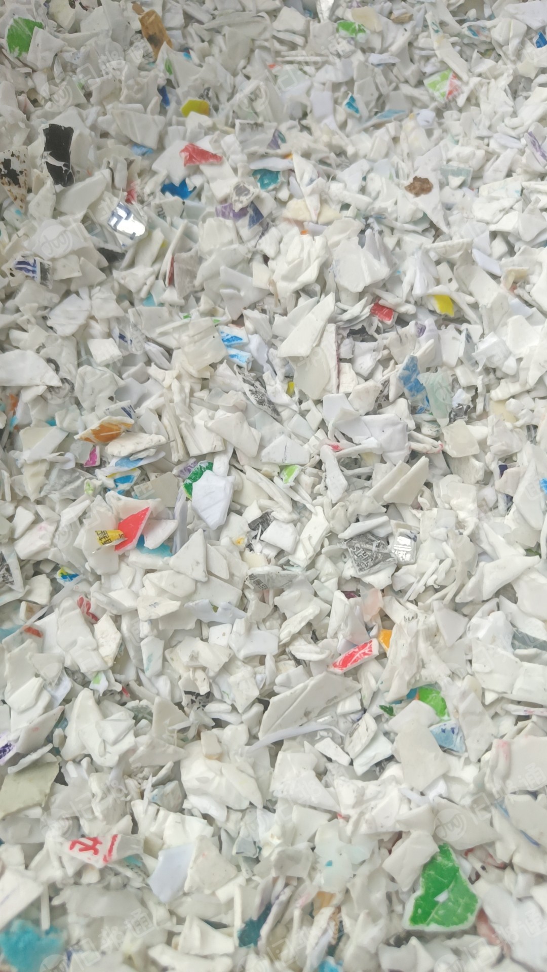 长期出售PP涂料桶破碎料，带字、无字、花色均有货，清洗甩干的全漂料