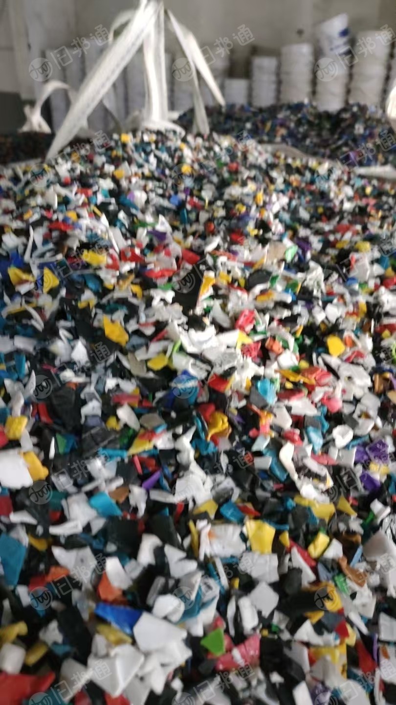 长期出售PP涂料桶破碎料，带字、无字、花色均有货，清洗甩干的全漂料
