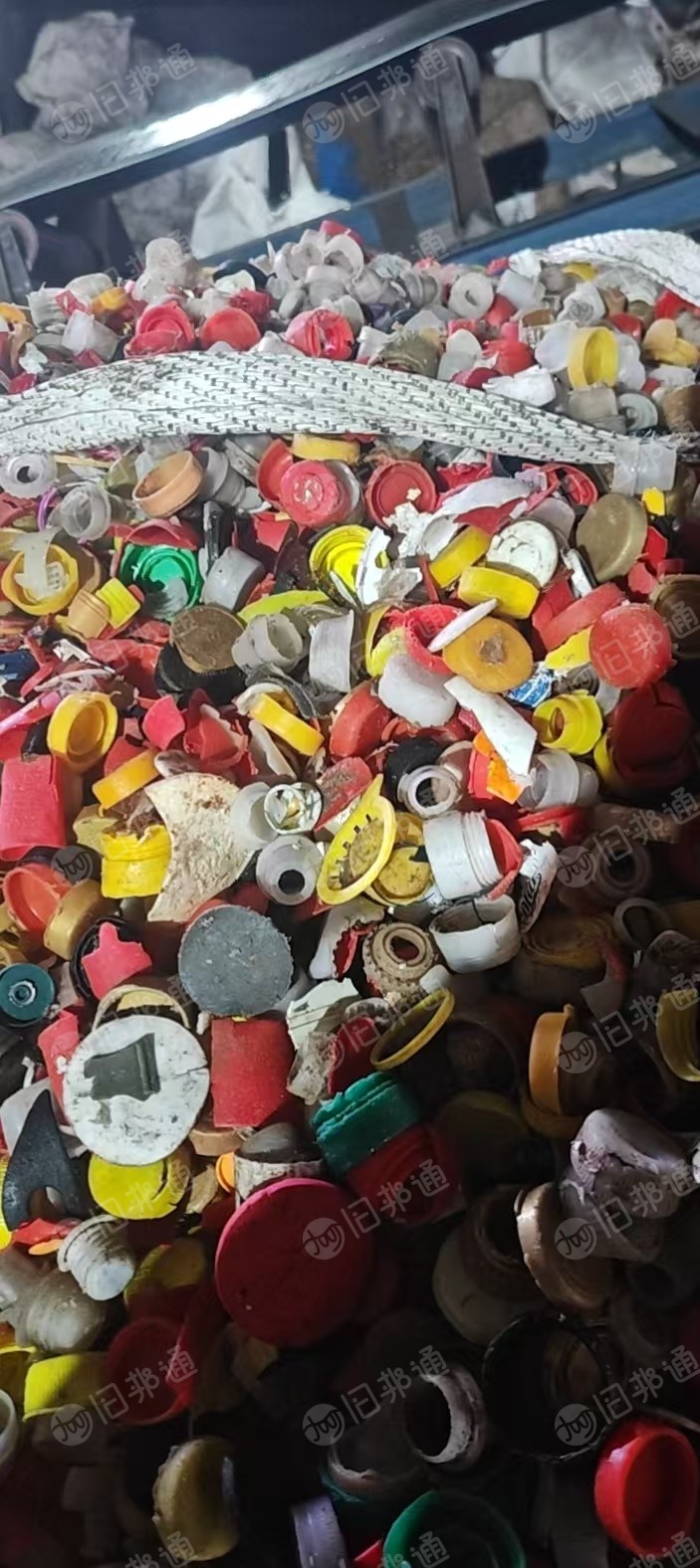 出售酒瓶盖毛料，有分选过了，PE，ABS和沉底料都有，月供百来吨